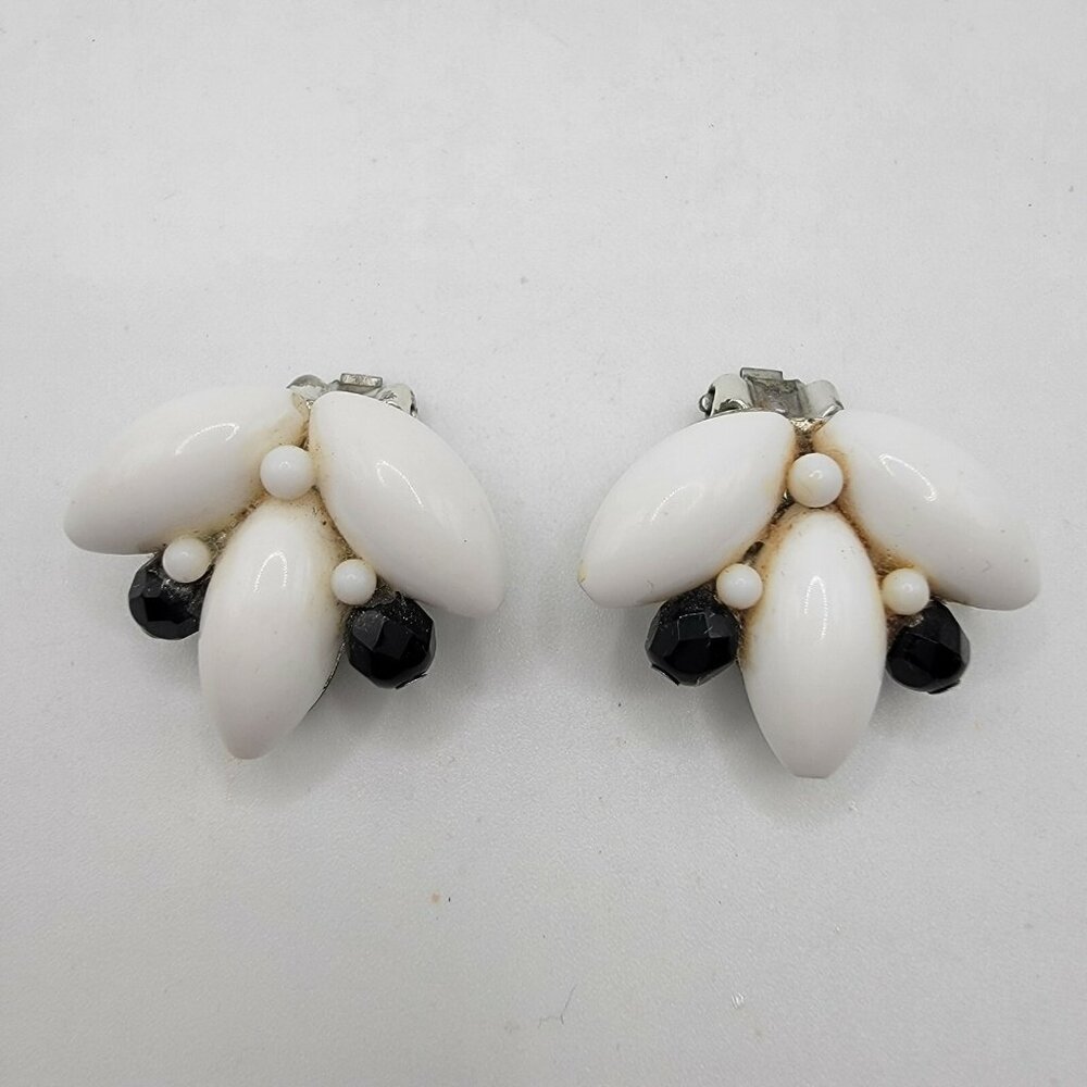 Vintage Richelle Earrings Clip On Earrings‎ Black White Floral Marked